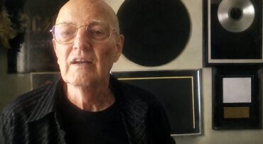 Chris Slade se aposenta aos 79 anos após sequelas de AVC