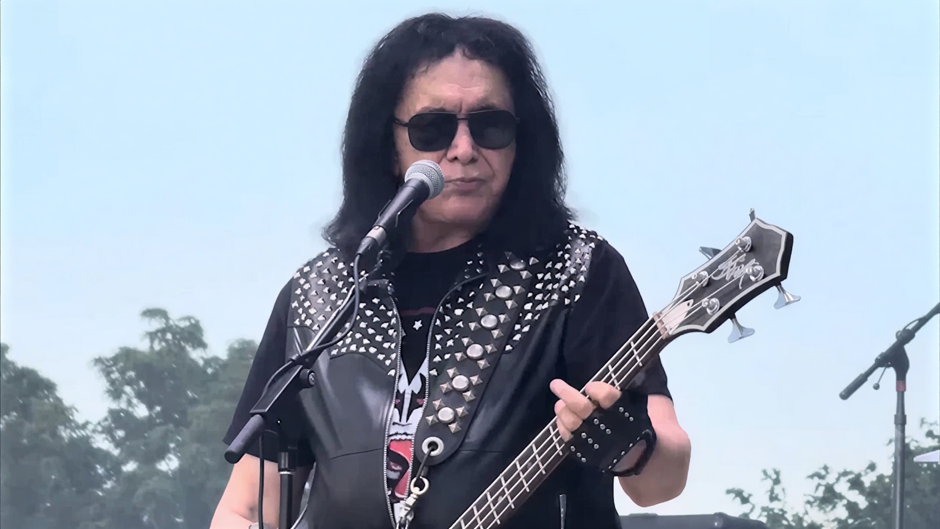 Gene Simmons se apresenta com sua banda solo após o fim das turnês do KISS
