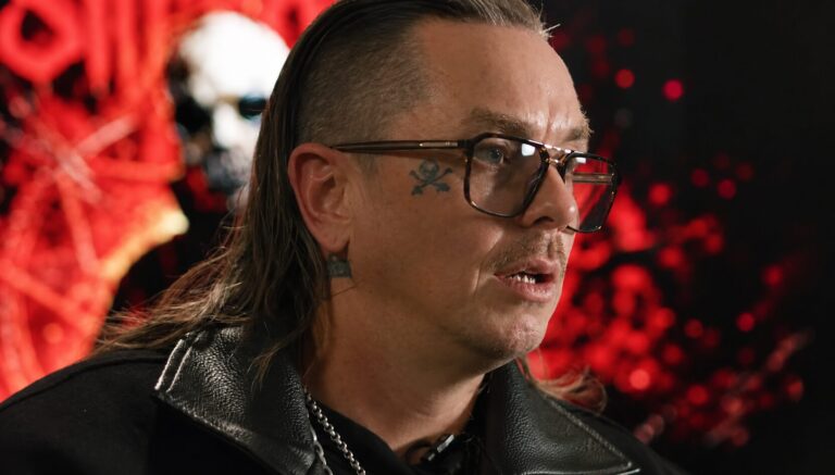 Sid Wilson fazendo mixagem em vitrola após saída do Slipknot