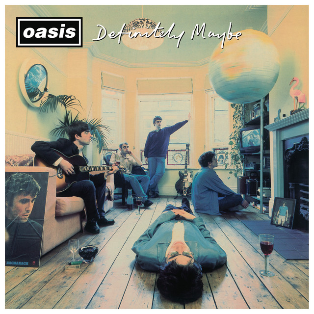 Capa do álbum Definitely Maybe do Oasis com os integrantes reunidos na sala da casa de Bonehead