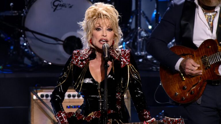 Dolly Parton durante sua fase rock, marcada pelo álbum Rockstar e pela entrada no Rock & Roll Hall of Fame