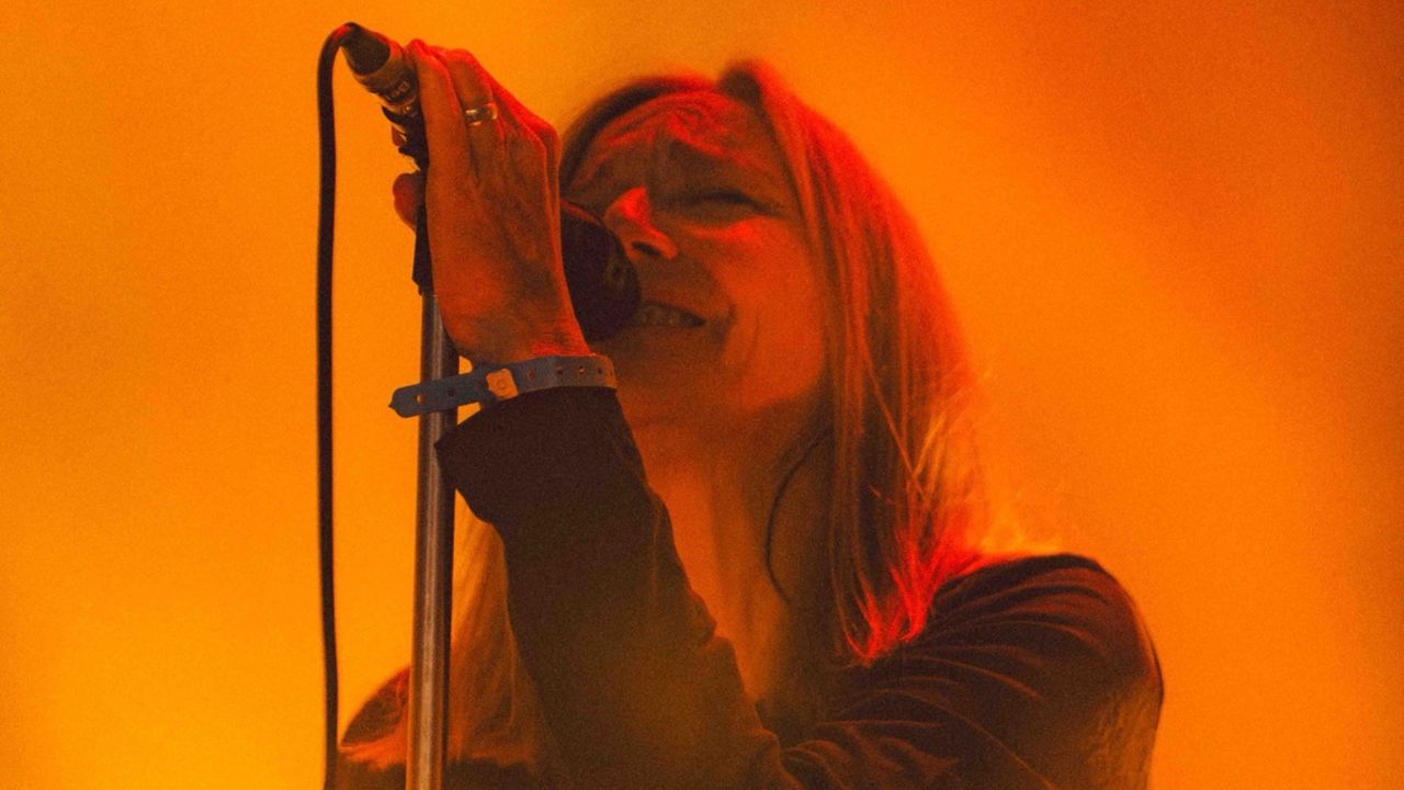Beth Gibbons, vocalista do Portishead, durante apresentação ao vivo